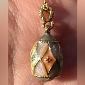 Vintage Avon Enamel Rhinestone Egg Pendant Necklace Gold Tone 80s 90s Easter